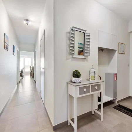 In For 6 Person, Cleaning Included Apartment Koksijde