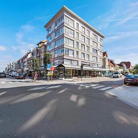 In For 6 Person, Cleaning Included Apartment Koksijde